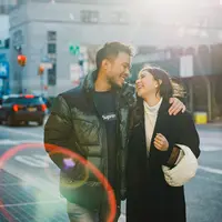 Menikmati waktu bersama di New York, Yakub Hasibuan merangkul Jessica Mila yang nampak cantik. Jessica Mila sendiri mengenakan turtleneck putih yang dipadukan dengan jumpsuit cokelat dan coat hitam. (Instagram/jscmila).