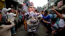 Ondel-ondel Taiwan memeriahkan arak-arakan dalam rangka Pesta Rakyat dan perayaan Cap Go Meh di Bogor, Jawa Barat, Kamis (5/3/2015). Perayaan Cap Go Meh di Kota Bogor berlangsung meriah. (Liputan6.com/Helmi Fithriansyah)