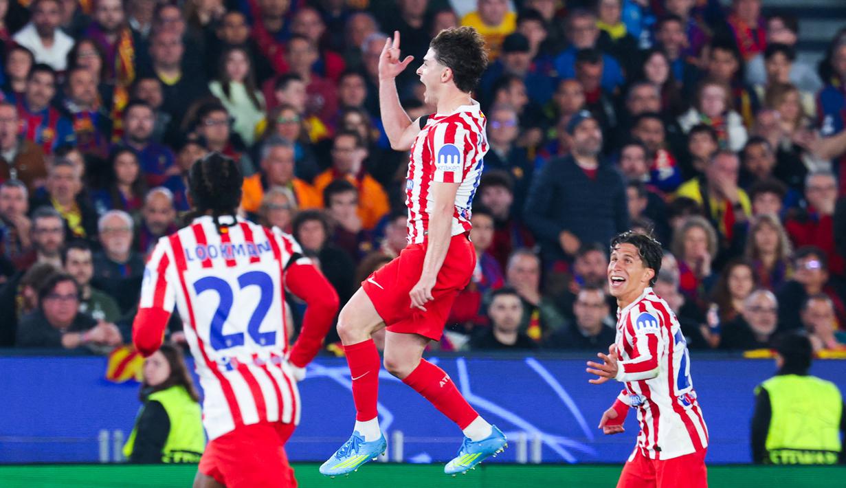 Pemain Atletico Madrid, Julian Alvarez, melakukan selebrasi setelah mencetak gol ke gawang Barcelona pada leg pertama perempat final Liga Champions 2025/2026 di Stadion Camp Nou, Kamis (9/4/2026). (AFP/Josep Lago)