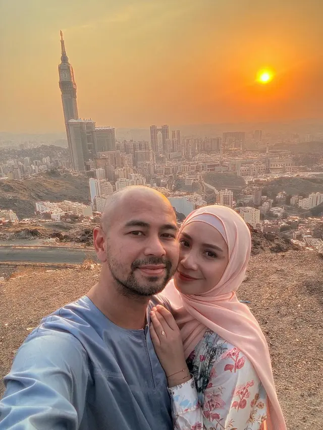 8 Potret Raffi Ahmad dan Keluarga Jalan-Jalan Usai Jalani Haji, Penampilan Jadi Sorotan