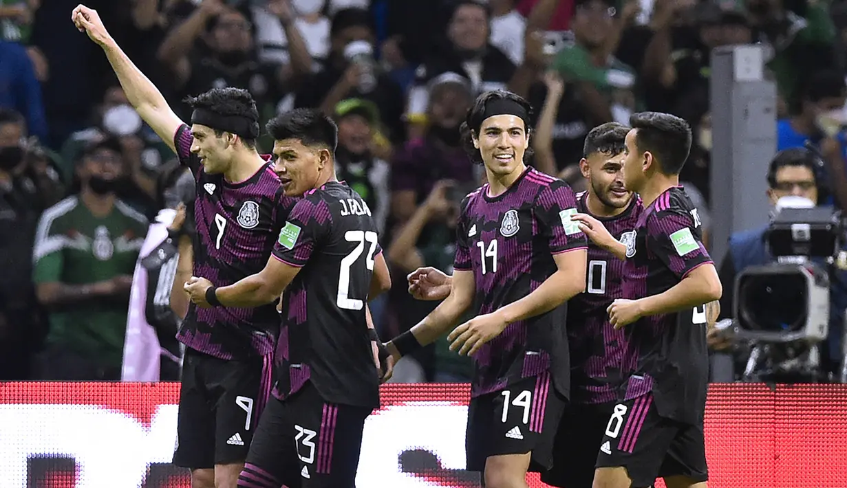 Meksiko. Hingga kini Meksiko tercatat telah tampil dalam 17 edisi Piala Dunia, termasuk di Piala Dunia Qatar 2022. Jumlah tersebut menjadi yang terbaik kelima di bawah Brasil, Jerman, Italia dan Argentina. Bahkan penampilan mereka masih lebih banyak dari Prancis yang baru lolos 16 kali, namun telah mengantongi 2 gelar juara. Pencapaian terbaik Meksiko hanyalah 2 kali menjadi runner-up pada edisi 1970 dan 1986 saat menjadi tuan rumah, selebihnya mereka langganan gugur di babak 16 Besar. (AFP/Alfredo Estrella)