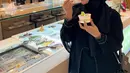 Margin Wieheerm juga tampak begitu menikmati momen selama berada di Tanah Suci. Penampilannya yang berhijab bahkan banjir pujian netizen. (Liputan6.com/IG/@marginw)