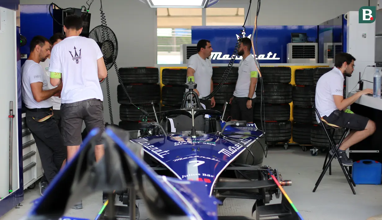 Sejumlah kru mekanik Maserati MSG Racing sedang mempersiapkan mobil Maximilian Guenther sebelum sesi kualifikasi Jakarta E-Prix 2023 round-11 di Jakarta International E-Prix Circuit, Ancol, Jakarta, Minggu (04/06/2023). Gunther sukses meraih P1 setelah mengalahkan pembalap Avalanche Andretti, Jake Dennis dengan perbedaan waktu 0.585 detik. (Bola.com/Bagaskara Lazuardi)