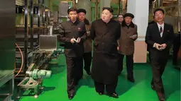 Pemimpin Korea Utara Kim Jong-un meninjau pabrik Samjiyon Potato Farina di Samjiyon, Kamis (4/4). Tahun lalu Kim Jong-un mengunjungi pabrik kentang saat kunjungan 19 harinya ke Samjiyon County di Provinsi Ryanggang yang berbatasan dengan China. (AFP Photo/KCNA VIA KNS)