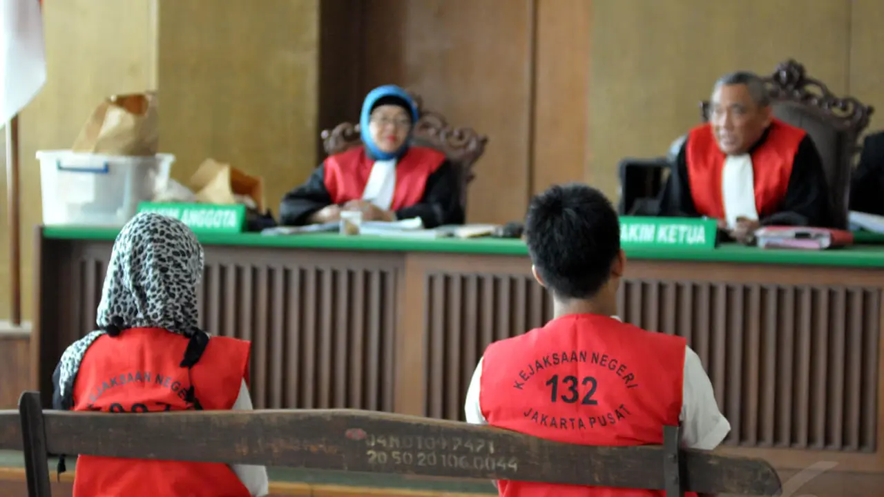 Pembunuh Ade Sara Menangis di Persidangan