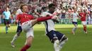 Bek Inggris Marc Guehi berebut bola dengan gelandang Denmark Mikkel Damsgaard dalam matchday 2 Grup C Euro 2024 di Deutsche Bank Park, Kamis (20/06/2024). (AP Photo/Thanassis Stavrakis)