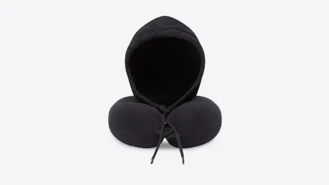 Balenciaga Hadirkan Bantal Travel Lengkap dengan Hoodie, Berapa Harganya?