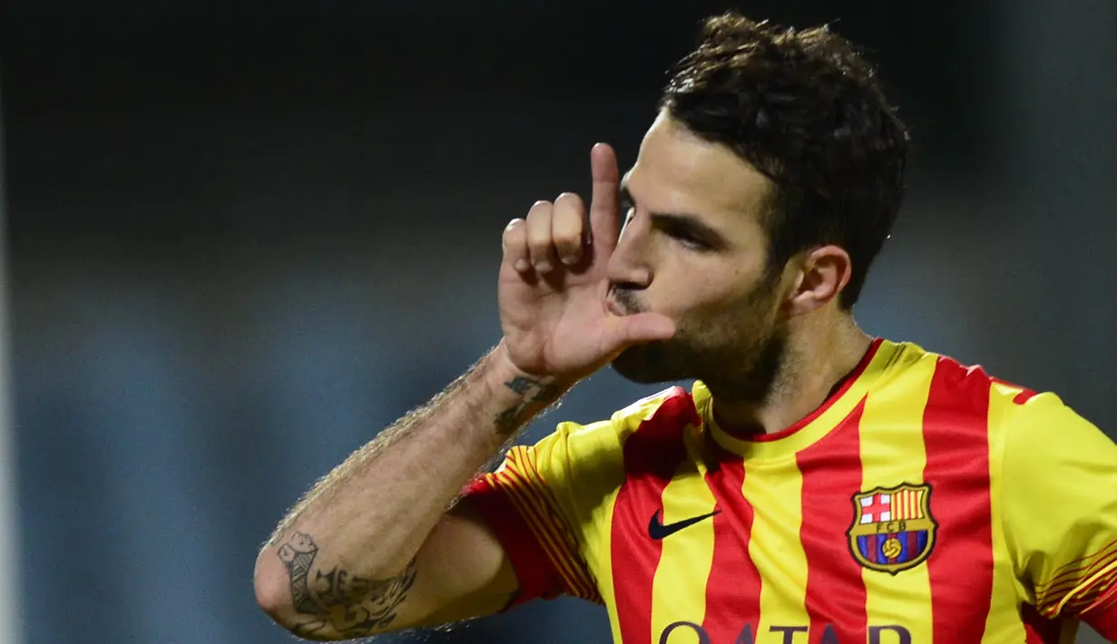3. Cesc Fabregas - Gelandang Spanyol ini hadir di Camp Nou saat Guardiola melakoni musim terakhir dan berhasil memborong empat gelar. Namun pada 2014  pemain bernomor punggung empat ini menerima pinangan Mourinho dan Chelsea. (AFP/Javier Soriano)