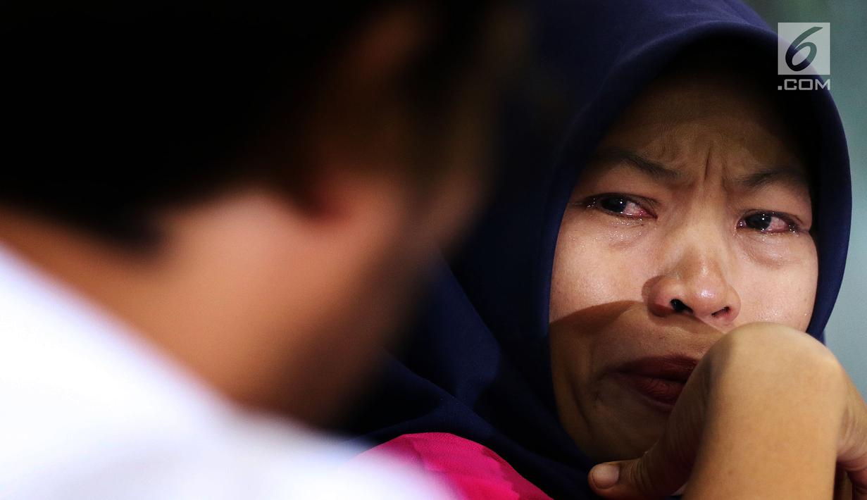 FOTO: Tangis Baiq Nuril Saat Cerita Kasusnya di Depan Anggota Dewan ...