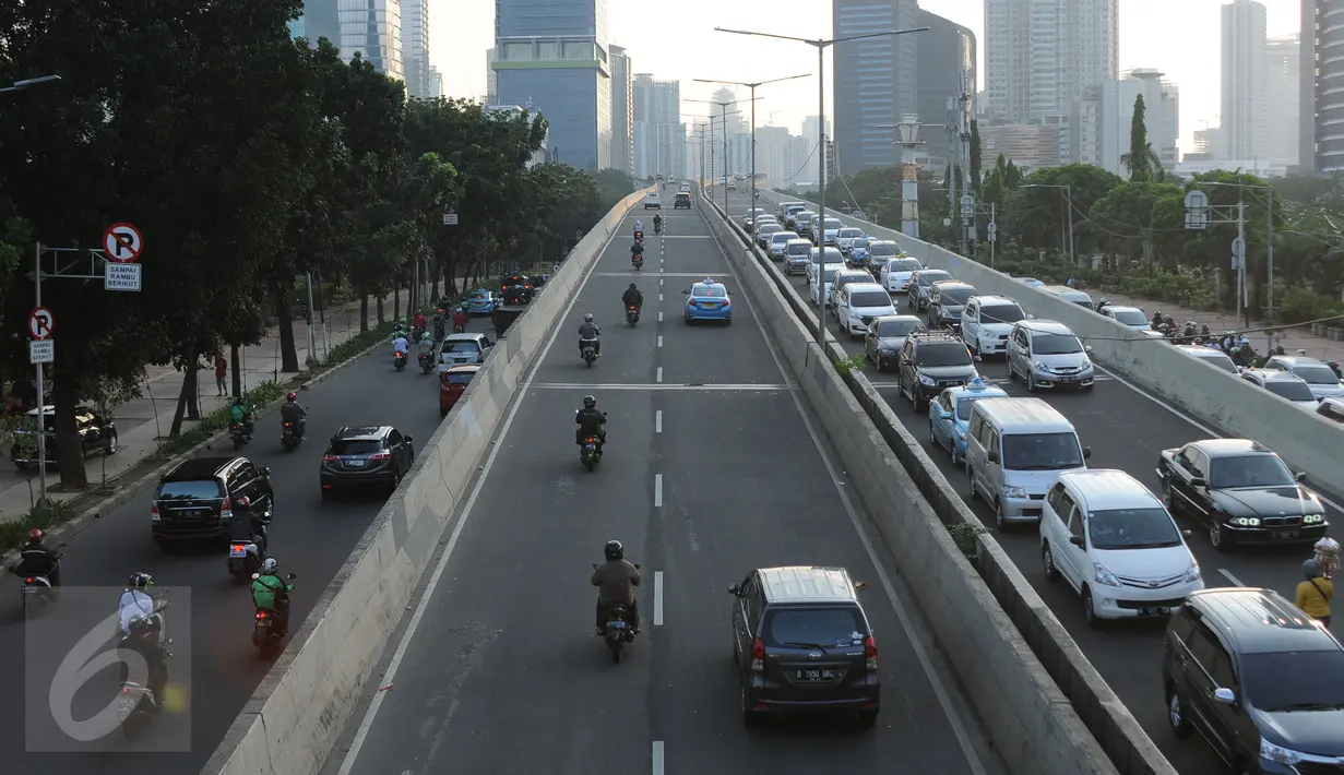 Pengendara motor melintas di Jalan Layang Non Tol Kampung Melayu arah Tanah Abang, Jakarta, Kamis (28/7). Meski berbahaya, para pengendara sepeda motor seringkali nekat melintasi JLNT Kampung Melayu-Tanah Abang. (Liputan6.com/Helmi Fithriansyah)
