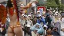 Sejumlah orang mengambil gambar penari samba saat acara tahunan Karnaval Asakusa Samba ke-34 di Tokyo, Jepang, 29 Agustus 2015. Sekitar 5.000 orang berpartisipasi dalam karnaval terbesar yang ada di Jepang ini. (REUTERS/Toru Hanai)