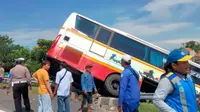 Bus Harapan Jaya Kecelakaan di tol Surabaya-Mojokerto. (Istimewa)