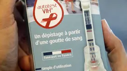 Apoteker memperlihatkan alat tes kesehatan HIV portable di apotek di Bordeaux, Prancis, Selasa (15/9). Alat tes untuk HIV/AIDS yang mulai dijual di Prancis ini memungkinkan penggunanya bisa mengetahui hasilnya 15 menit kemudian. (REUTERS/Regis Duvignau)