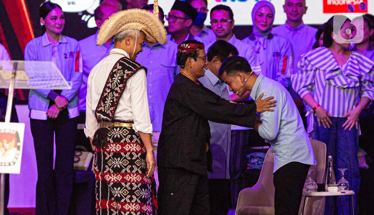 Pada debat kali ini, KPU menyediakan alat tulis dan podium. (Liputan6.com/Faizal Fanani)
