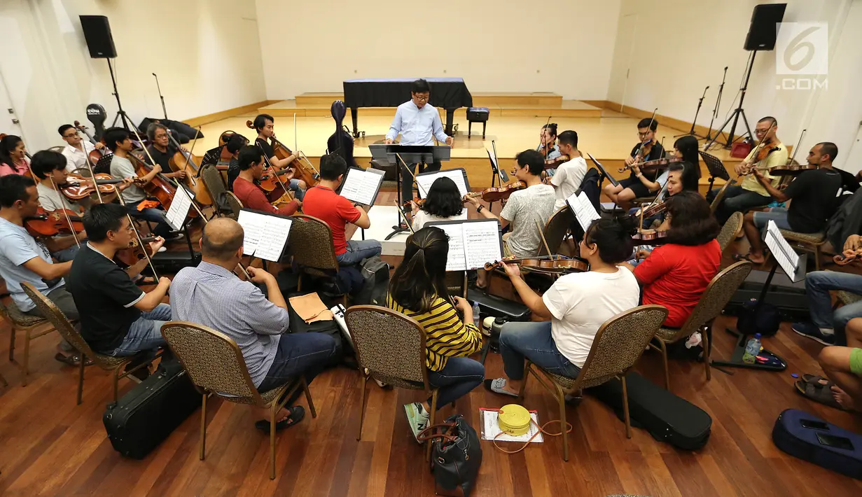 Konduktor Avip Priatna saat memimpin latihan jelang konser Sabda Semesta di Jakarta, Senin (25/9). The Resonanz Music Studio di bawah naungan Avip Priatna akan menggelar konsernya pada 29 September 2018. (Liputan6.com/Fery Pradolo)