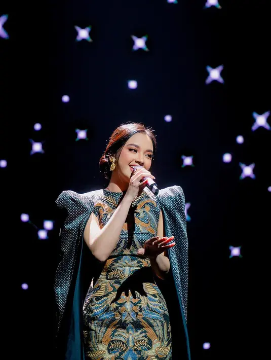 <p>Gaya busana Lyodra saat manggung [Instagram/lyodraofficial]</p>