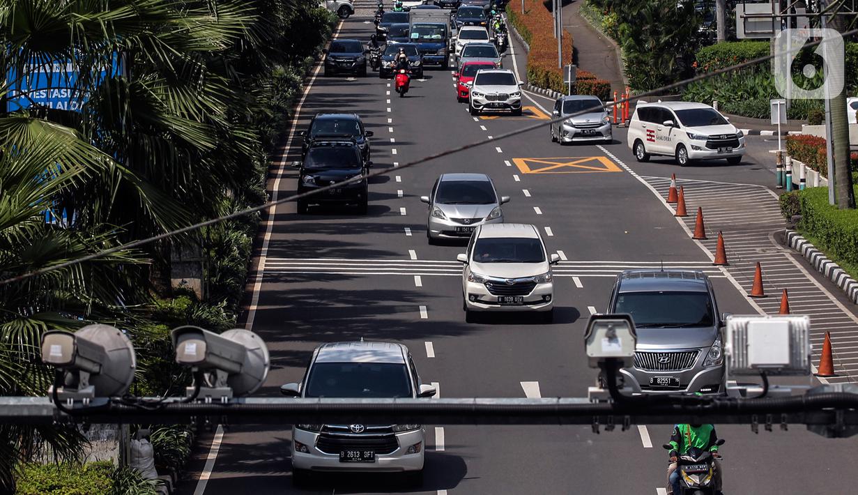 Kendaraan melintas di bawah Kamera tilang elektronik mobile atau ETLE (Electronic Traffic Law Enforcement) di Jalan Asia Afrika, Jakarta, Rabu (29/12/2021). Korlantas Polri akan menerapkan ETLE mobile sepanjang liburan Nataru 2021 untuk mengurangi kecelakaan lalu lintas. (Liputan6.com/Johan Tallo)