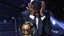 Penyerang Paris Saint-Germain asal Prancis, Ousmane Dembele, bereaksi setelah menerima penghargaan Ballon d'Or dalam upacara penghargaan Ballon d'Or 2025 di Theatre du Chatelet, Paris, Selasa (23-9-2025) dini hari WIB. (Franck FIFE/AFP)