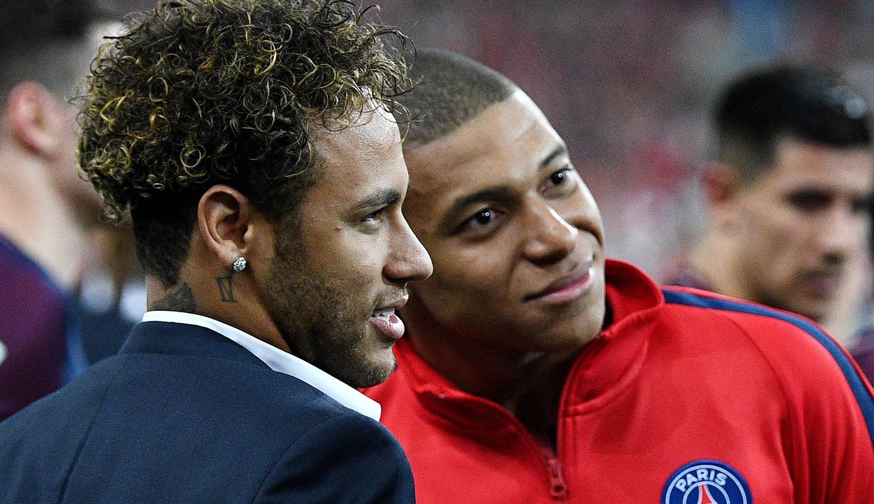 Neymar (kiri) dan Kylian MBappe menyempatkan diri berfoto selfie usai laga final Piala Prancis 2018 di Stade de France, Saint-Denis (8/5/2018). PSG menang setelah kalahkan Les Herbiers 2-0. (AFP/Frank Fife)