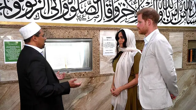 Meghan Markle dan Pangeran Harry saat mengunjungi masjid Auwal di Afrika Selatan
