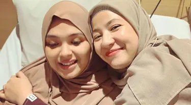 Sebelum Vebby Palwinta unggah kabar kelahiran anak keduanya di Instagram, Natasha Rizky sudah lebih dulu bagikan kabar bahwa Vebby Palwinta sudah melahirkan. Dekat sejak lama, kebersamaan istri Razi Bawazier dan Desta ini sudah seperti saudara kandung. Meski kini sudah sama-sama jadi ibu, namun kebersamaan bintang sinetron yang sudah putuskan hijrah ini tetap seperti ABG. (Liputan6.com/IG/@natasharizkynew)