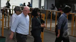 Konsulat Jenderal Australia Majel Hind dan pengacara duo "Bali Nine" Julian McMahon mengunjungi terpidana mati, Andrew Chan dan Myuran Sukumaran, di Lapas Besi, Pulau Nusakambangan, Cilacap, Jateng, Jumat (6/3). (Liputan6.com/Johan Tallo)
