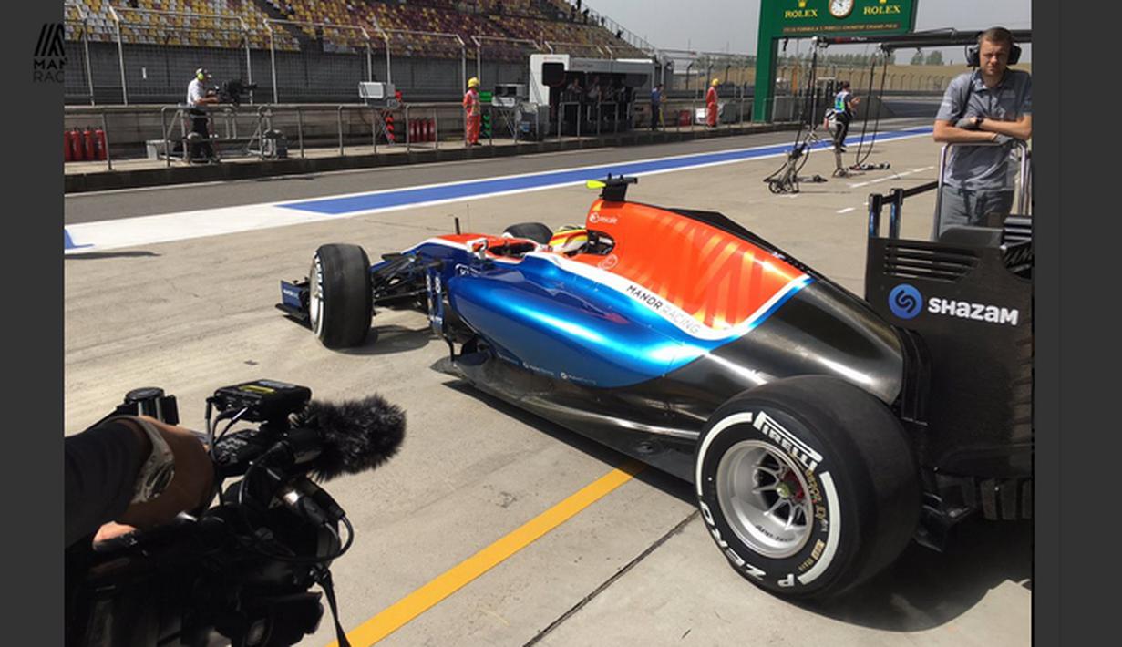 Rio Haryanto meninggalkan pit Manor Racing untuk mengikuti latihan bebas pertama F1 GP China di Sirkuit Internasional Shanghai, China, Jumat (15/4/2016). (Bola.com/Twitter/Manorracing)