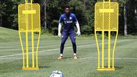 Kiper anyar Manchester United, Andre Onana melakukan latihan perdana bersama timnya di Pusat Pelatihan Pingry School, New Jersey, 22 Juli 2023. Manchester United, ikutkan Andre Onana ke tur pramusim Amerika Serikat walau belum diresmikan klub. (FOTO: twitter.com/ManUtd)