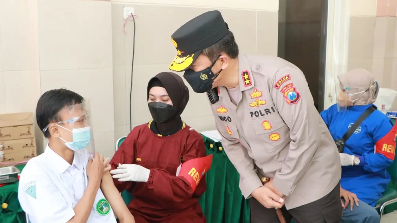 Kapolda Jatim Irjen Pol Nico Afinta meninjau vaksinasi di Sidoarjo. (Dian Kurniawan/Liputan6.com)