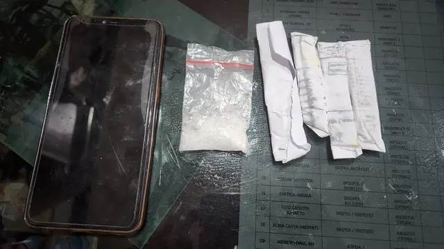 Barang bukti handphone, paket sabu dan duan ganja kering yang dinamakan polisi dari pelaku HF. Foto : (Istimewa)