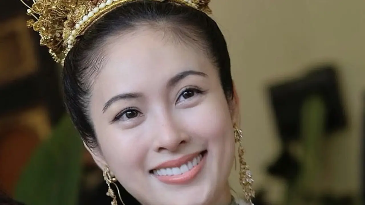 Nong Poy Transgender Thailand Resmi Menikah