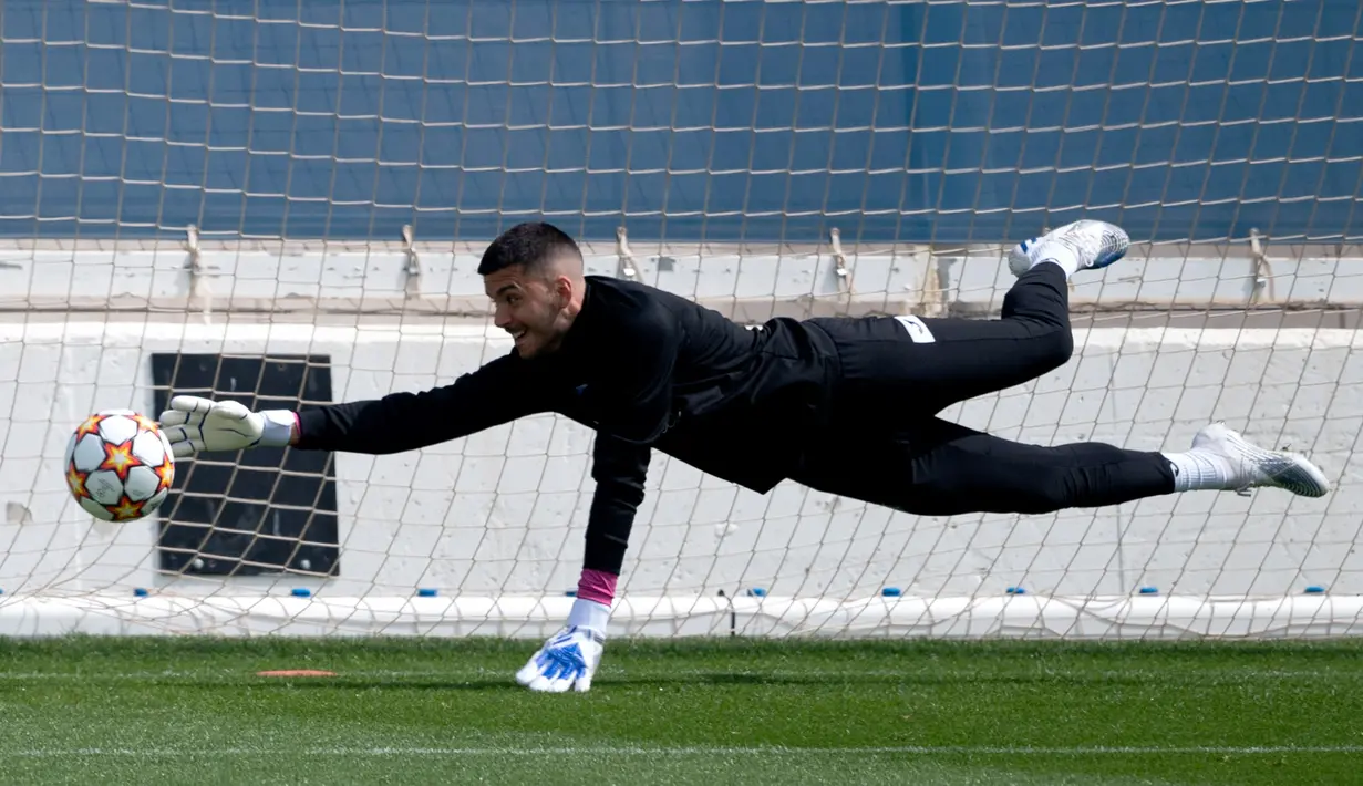 <p>Penjaga gawang Villarreal Argentina Geronimo Rulli menepis bola saat mengikuti sesi latihan di tempat latihan Ciutat Esportiva Vila-Real di Vila-Real , Spanyol, Selasa (26/4/2022). Villarreal akan bertanding melawan wakil Inggris, Liverpool pada leg pertama semifinal Liga Champions di Stadion Anfield, Kamis (28/4/2022) dini hari WIB. (AFP/Jose Jordan)</p>