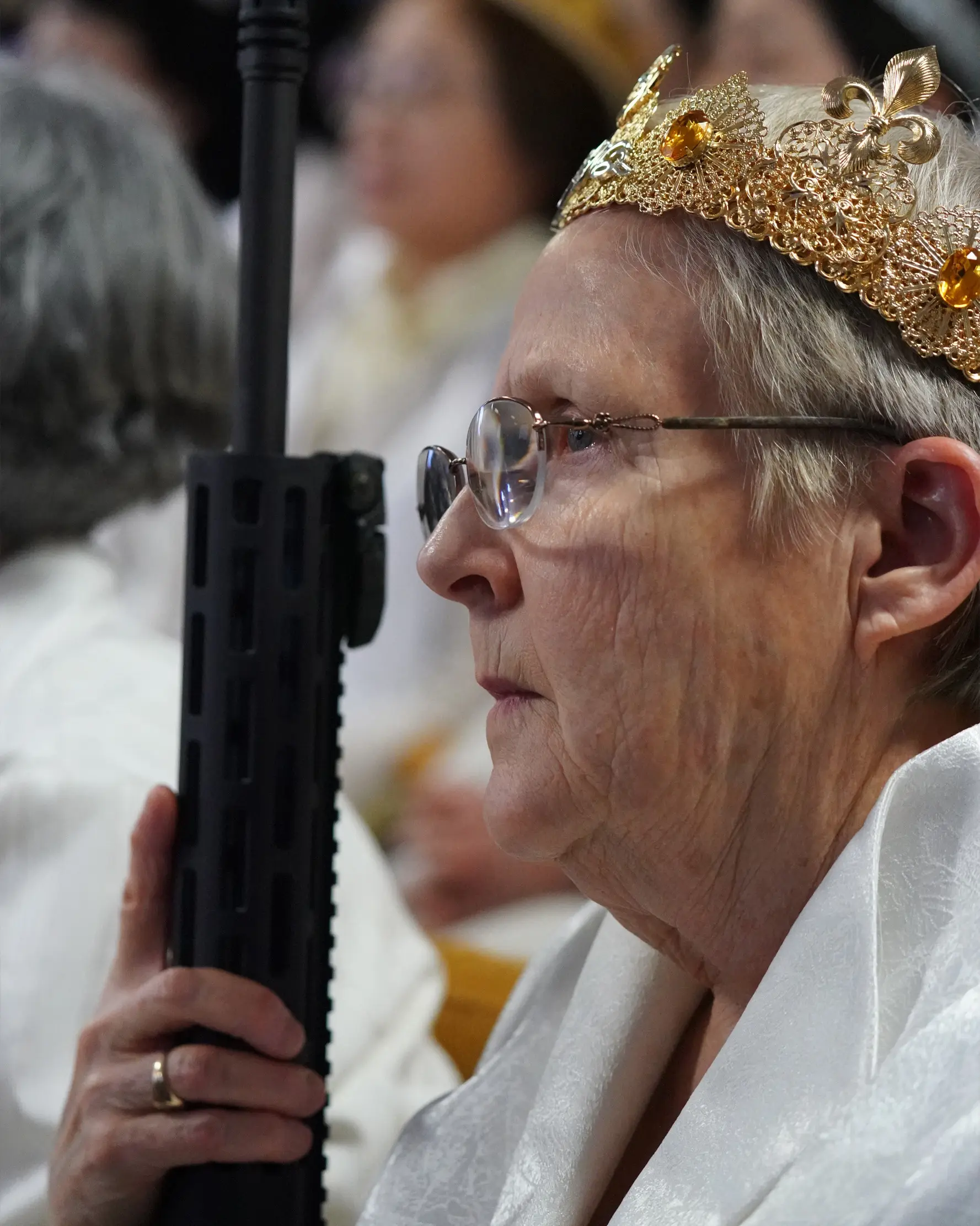 Seorang wanita lansia memegang senapan AR-15 saat mengikuti pemberkatan pernikahan di Newfoundland, Pennsylvania (28/2). Kegiatan gereja ini sempat mendapatkan kritikan dari penduduk setempat. (AFP/Don Emmert)