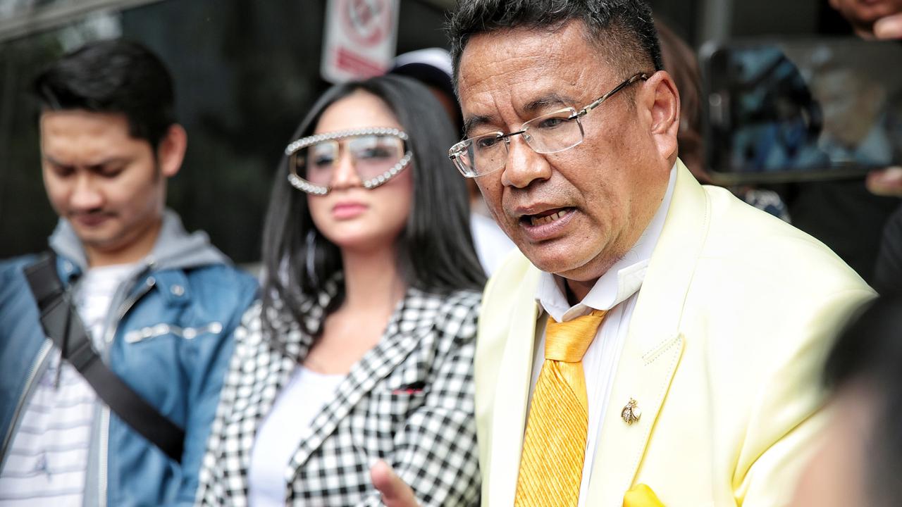 Dewi Perssik bersama Hotman Paris melaporkan Rosa Meldianti (Liputan6.com/ Faizal Fanani)