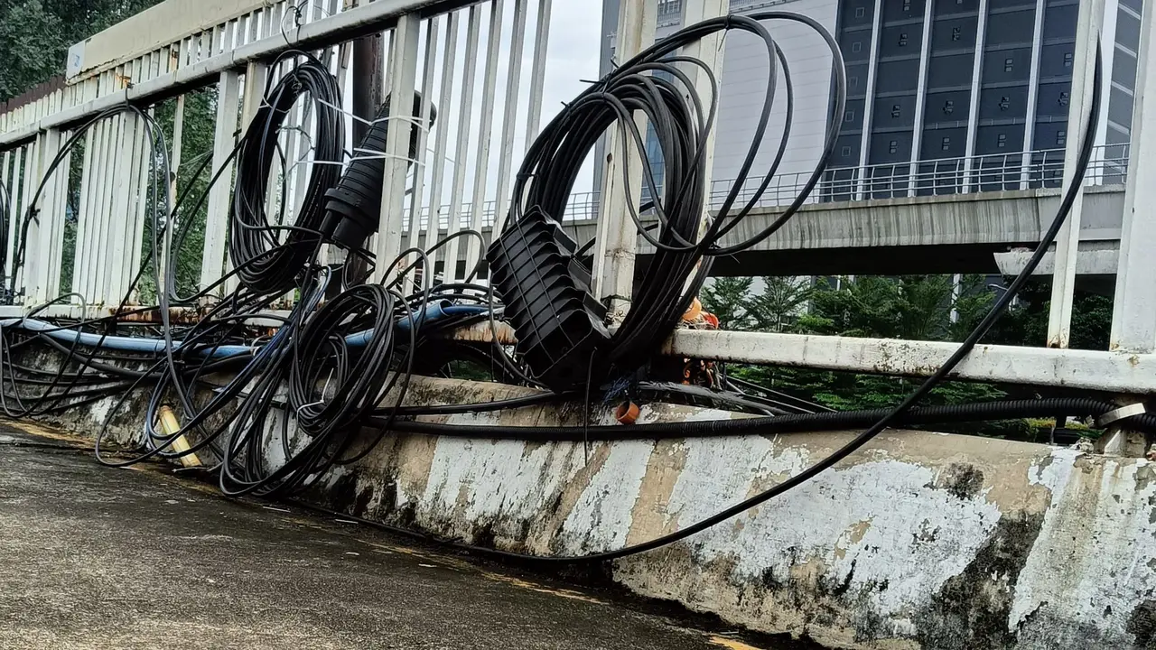 Potret Semrawutnya JPO Cawang Kompor: Kabel Kusut, Besi Berkarat, dan Tanpa Atap