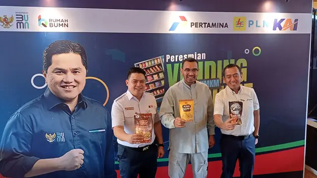 Kementerian BUMN luncurkan vending machine produk UMKM binaan di Stasiun Gondangdia dan Stasiun Gambir, Jakarta pada Senin (22/1/2024). (Maulandy/Liputan6.com)