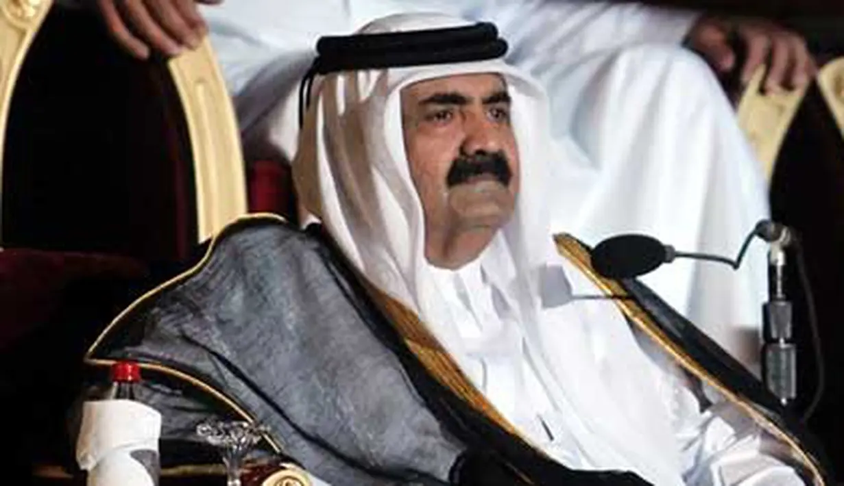 Emir Qatar, Sheikh Hamad bin Khalifa al-Thani menyaksikan laga perdana Piala Asia 2011 antara Qatar dan Uzbekistan di Khalifa Stadium, Doha, 7 Januari 2011. Qatar kalah 0-2. AFP PHOTO / STR
