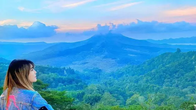 6 Momen Liburan Via Vallen di Kintamani Bali, Nikmati Pemandangan Langit Senja