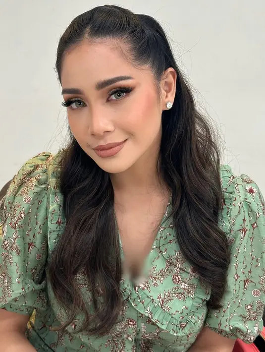 Makeup yang digunakan oleh Nagita sendiri merupakan gaya makeup yang kerap dipakai oleh Tasya Farasya. Tasya dan Gigi sendiri diketahui saling bertukar style makeup dalam unggahan di media sosial. (Liputan6.com/IG/@tasyafarasya)