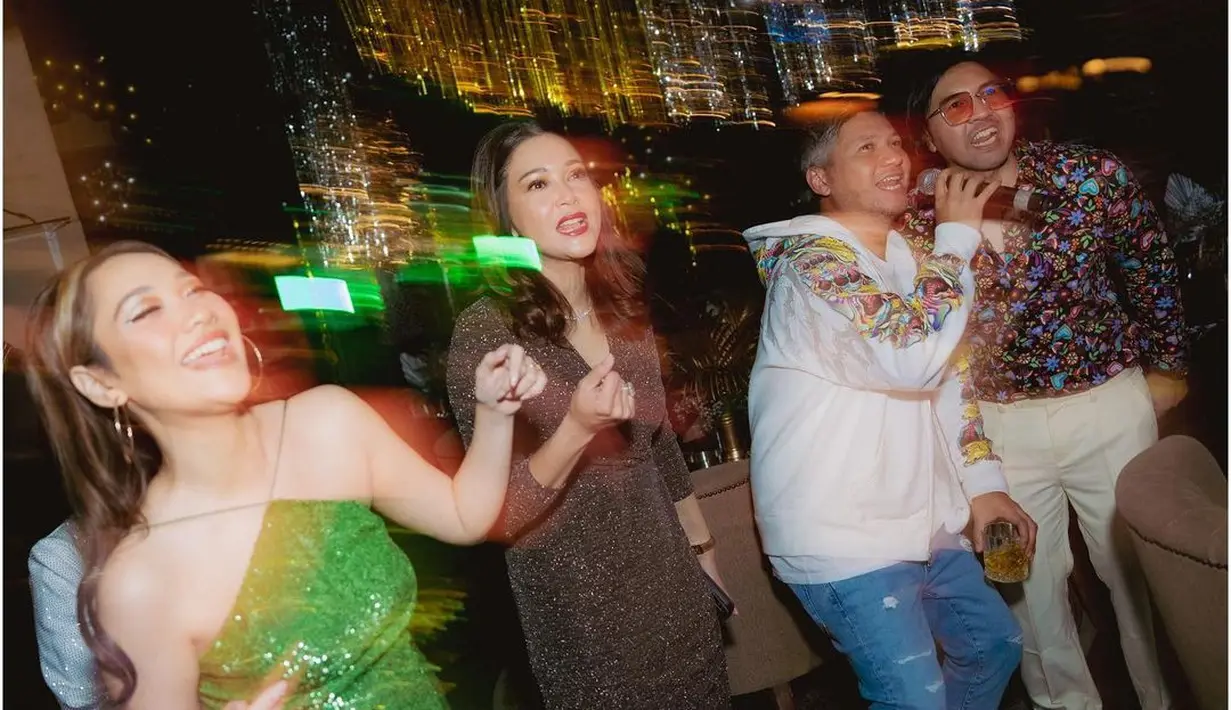 Keseruan begitu terlihat di pesta perayaan perempuan seorang anak tersebut. Acara berlangsung meriah dengan tema bling-bling atau diskotik. [Instagram/gadiiing]