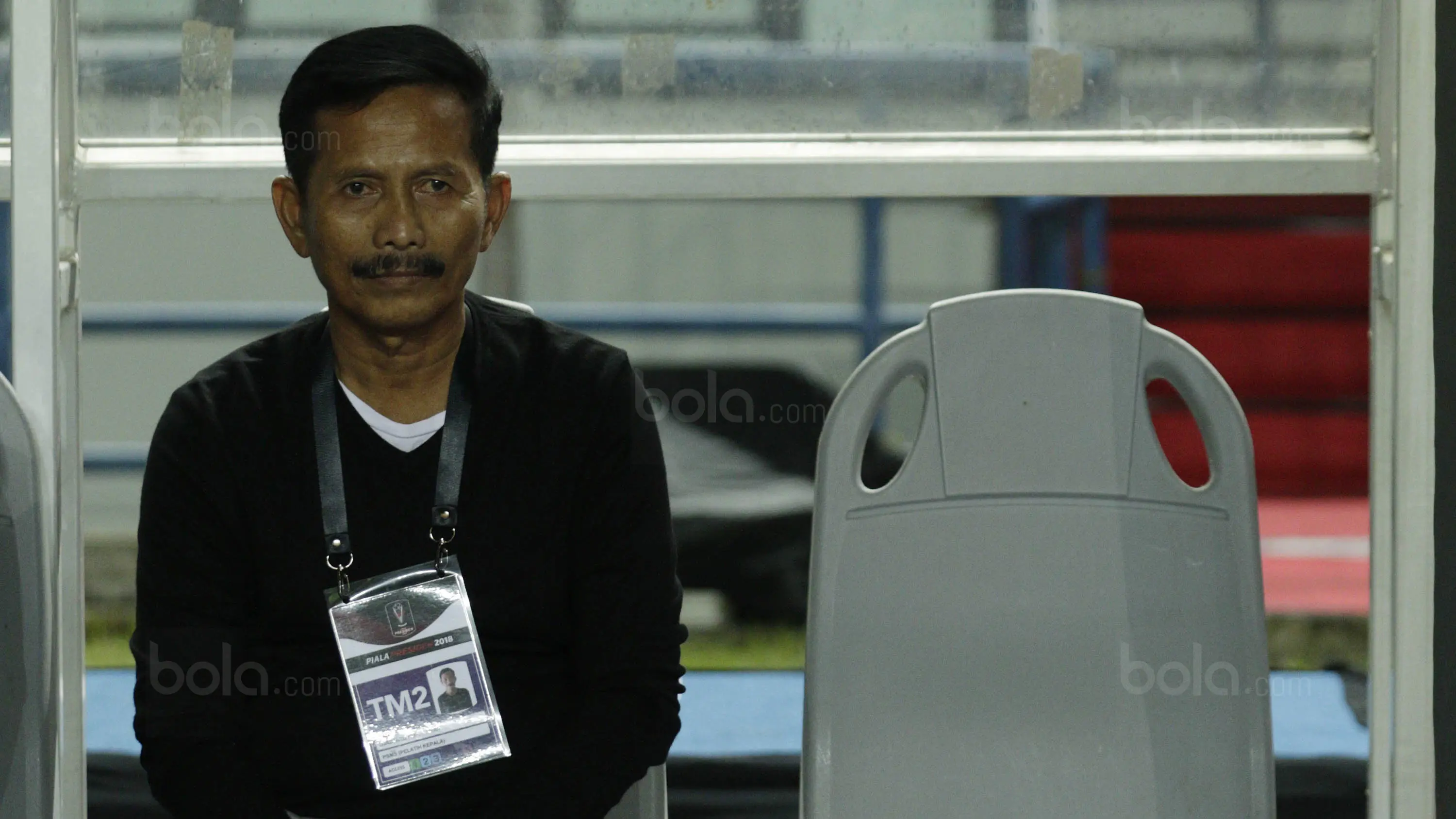 Pelatih PSMS Medan, Djadjang Nurdjaman, saat pertandingan melawan PSM Makassar pada laga Piala Presiden di Stadion GBLA, Bandung, Selasa (16/1/2018). PSMS Medan menang 2-1 atas PSM Makassar. (Bola.com/M Iqbal Ichsan)