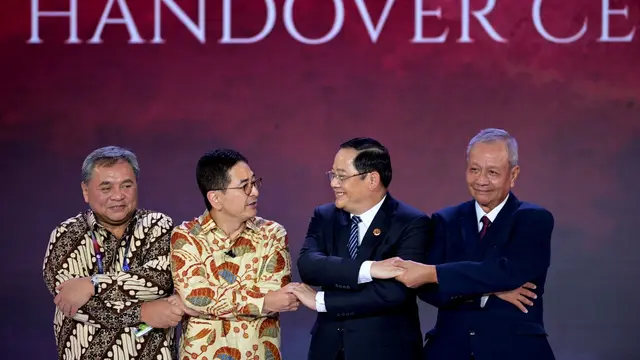 Ketua ASEAN-BAC 2023, Arsjad Rasjid menyerahan tongkat estafet keketuaan Indonesia di ASEAN-BAC kepada Laos sebagai pemimpin ASEAN 2024. (Dok Kadin Indonesia)