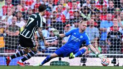 Aaron Ramsdale (kanan) kehilangan posisi kiper utama Arsenal. Manajer The Gunners Mikel Arteta sekarang lebih sering memainkan David Raya di bawah mistar gawang. Jika ingin banyak jam bermain Ramsdale disarankan untuk keluar dari Emirates Stadium pada Januari 2024. Newcastle bisa memberikan jalan keluar bagi kiper 25 tahun tersebut. (AFP/Glyn Kirk)