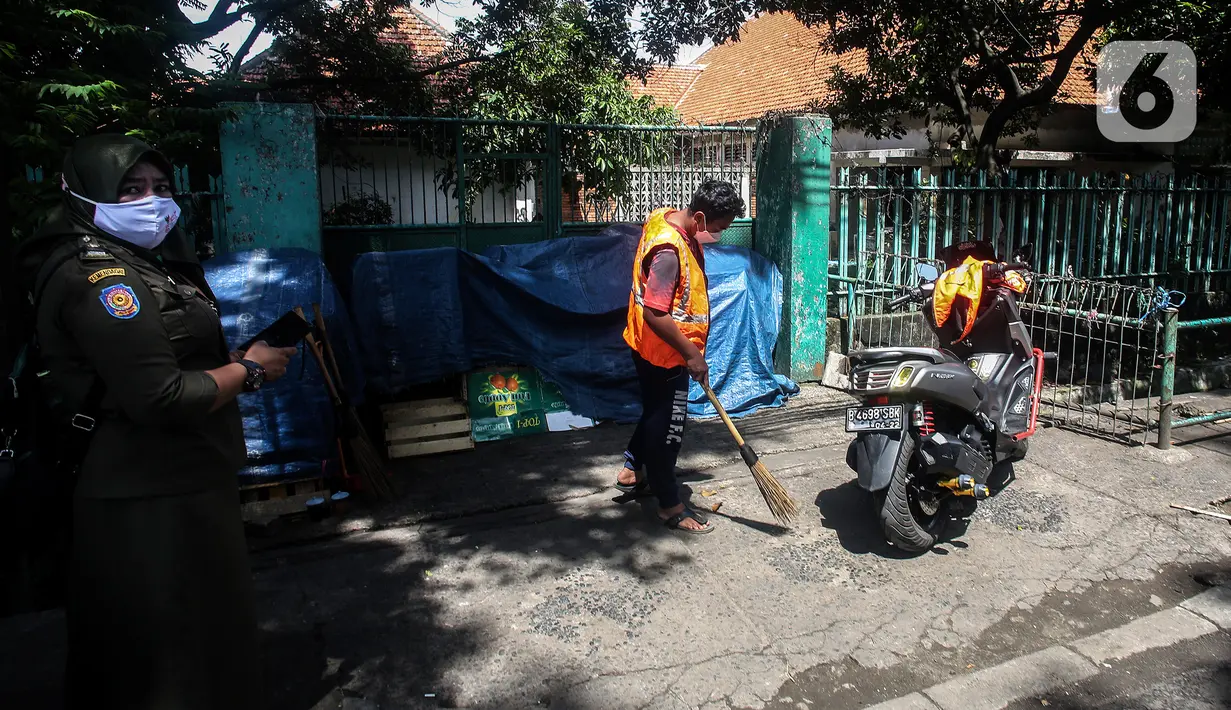 Warga dihukum dan menyapu jalan saat Razia Protokol Kesehatan di kawasan Kebayoran Lama, Jakarta, Selasa (19/10/2021). Razia PPKM Level 3 kerap dilakukan demi memutus rantai penyebaran covid 19, dengan sanksi denda Rp 100.000 dan sanksi sosial seperti menyapu jalan. (Liputan6.com/Johan Tallo)