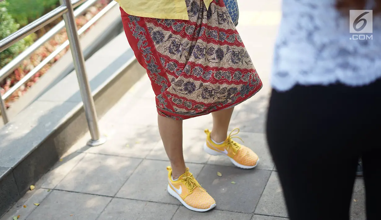Wanita yang tergabung dalam Gerakan Nasional #SelasaBerkebaya melakukan kampanye berkebaya di Stasiun MRT Dukuh Atas, Jakarta, Selasa (25/6/2019). Kegiatan kampanye tersebut untuk mengembalikan jati diri bangsa Indonesia dengan berkebaya di setiap hari Selasa. (Liputan6.com/Immanuel Antonius)