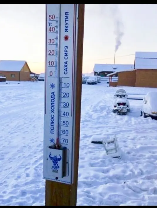 Sebuah termometer digital untuk mengukur suhu udara di desa Oymyakon, Rusia, Minggu (14/1). Termometer mencatat suhu mencapai minus 62 derajat celcius yang mengakibatkan alat ukur tersebut pecah dan mengalami kerusakan. (sakhalife.ru photo via AP)