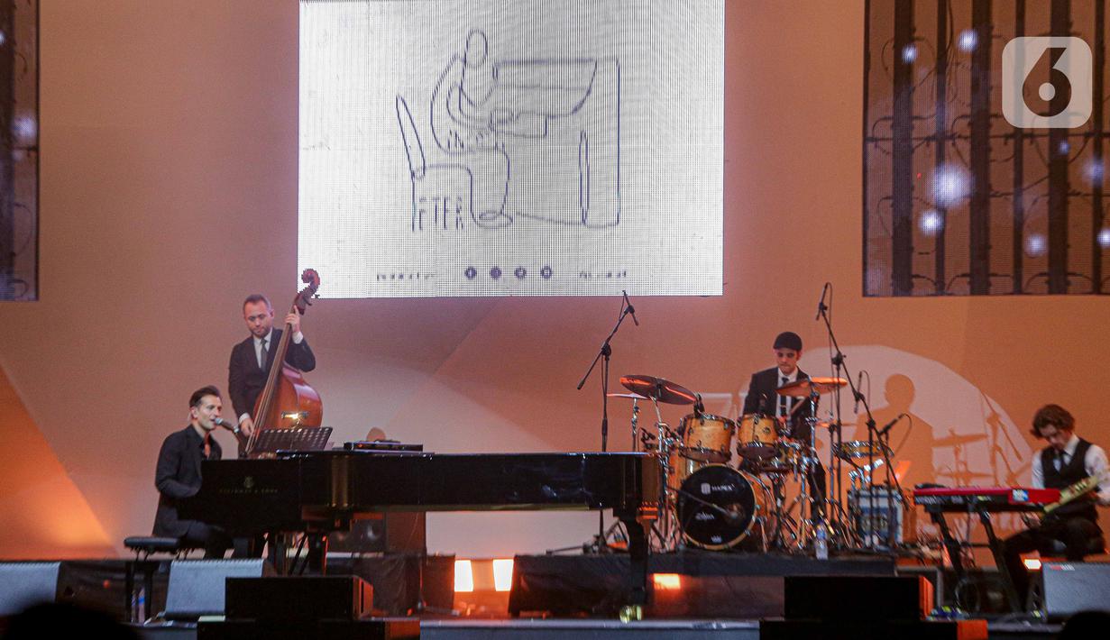 Komposer asal Amerika Serikat itu membuka penampilannya dengan membawakan tembang Killer on the Keys yang sontak disambut tepukan tangan. (Liputan6.com/Faizal Fanani)