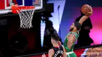 Pebasket Boston Celtics, Jayson Tatum, memasukkan bola saat melawan Miami Heat pada pada gim ketiga final Wilayah Timur di Lake Buena Vista, Sabtu (19/9.2020). Boston Celtics menang dengan skor 117-106. (AP/Mark J. Terrill)