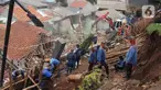 Petugas Suku Dinas Sumber Daya Air Jakarta Selatan menggunakan alat berat untuk mengeruk material pascalongsor di kawasan Ciganjur, Senin (12/10/2020). Alat berat dikerahkan mengeruk puing-puing bangunan tembok yang roboh pada kejadian longsor pada Sabtu 10 Oktober malam. (merdeka.com/Arie Basuki)