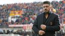 Pelatih AC Milan, Gennaro Gatusso, bersiap menjalani debut saat melawan Benevento pada laga Serie A Italia di Stadion Ciro Vigorito, Benevento, Minggu (3/12/2017). Kedua klub bermain imbang 2-2. (AP/Mario Taddeo)